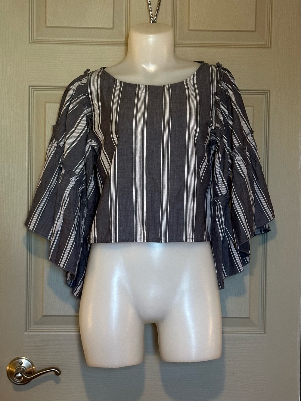 HOLLISTER BNWT Striped Flutter Sleeve Crop Top - Size Small